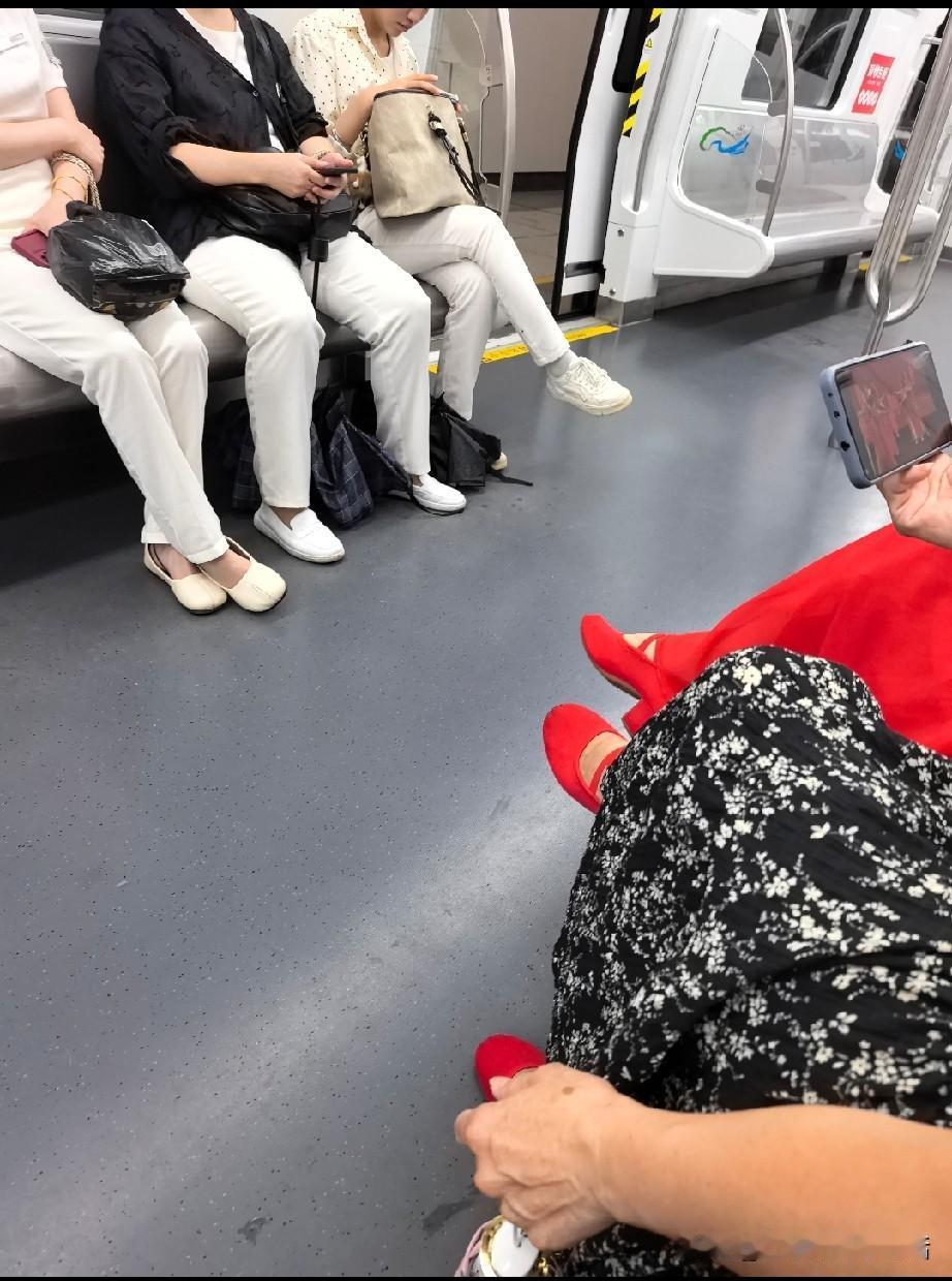 地铁上看到的，竟然有这么巧的事。
一边坐着三位美女，清一色的白裤子加白鞋子。
 