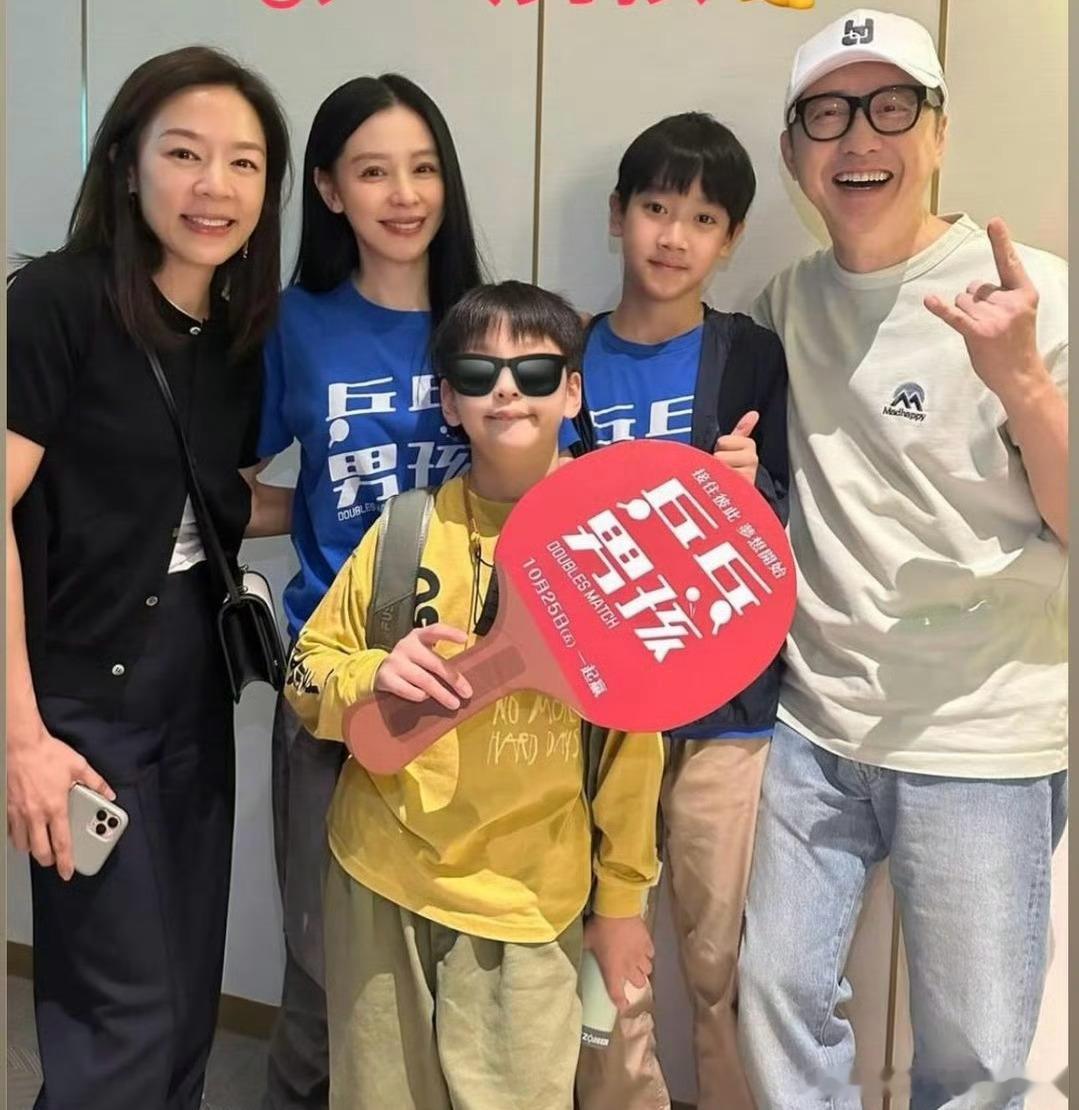 庾澄庆晒与老婆合照 庾澄庆罕见晒与老婆合照，49岁张嘉欣气质温婉状态好，两人结婚