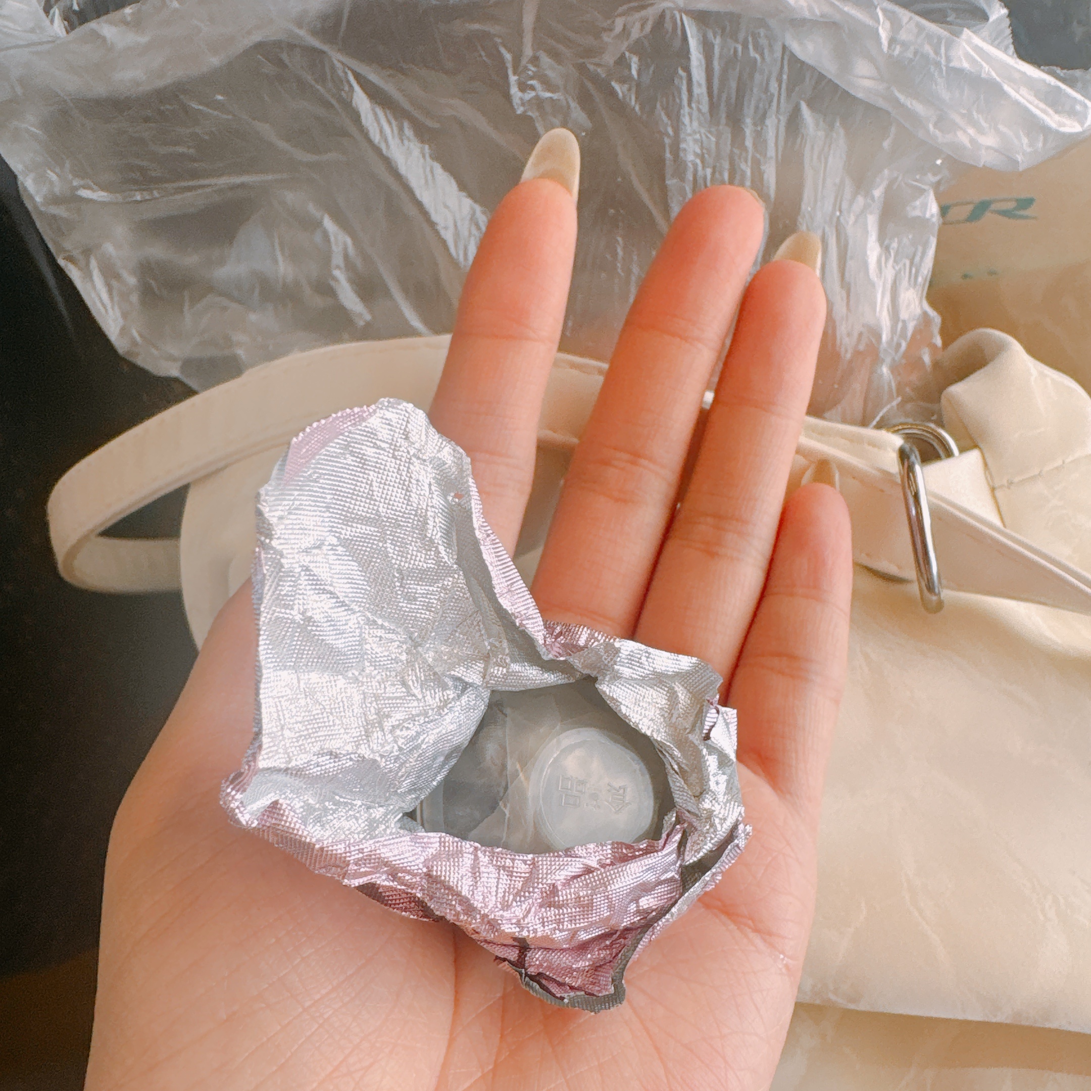 在高铁上了！！今日芝麻丸打卡米西米西芝麻丸咪西打卡处 还有一堆水果我搞得跟度假一