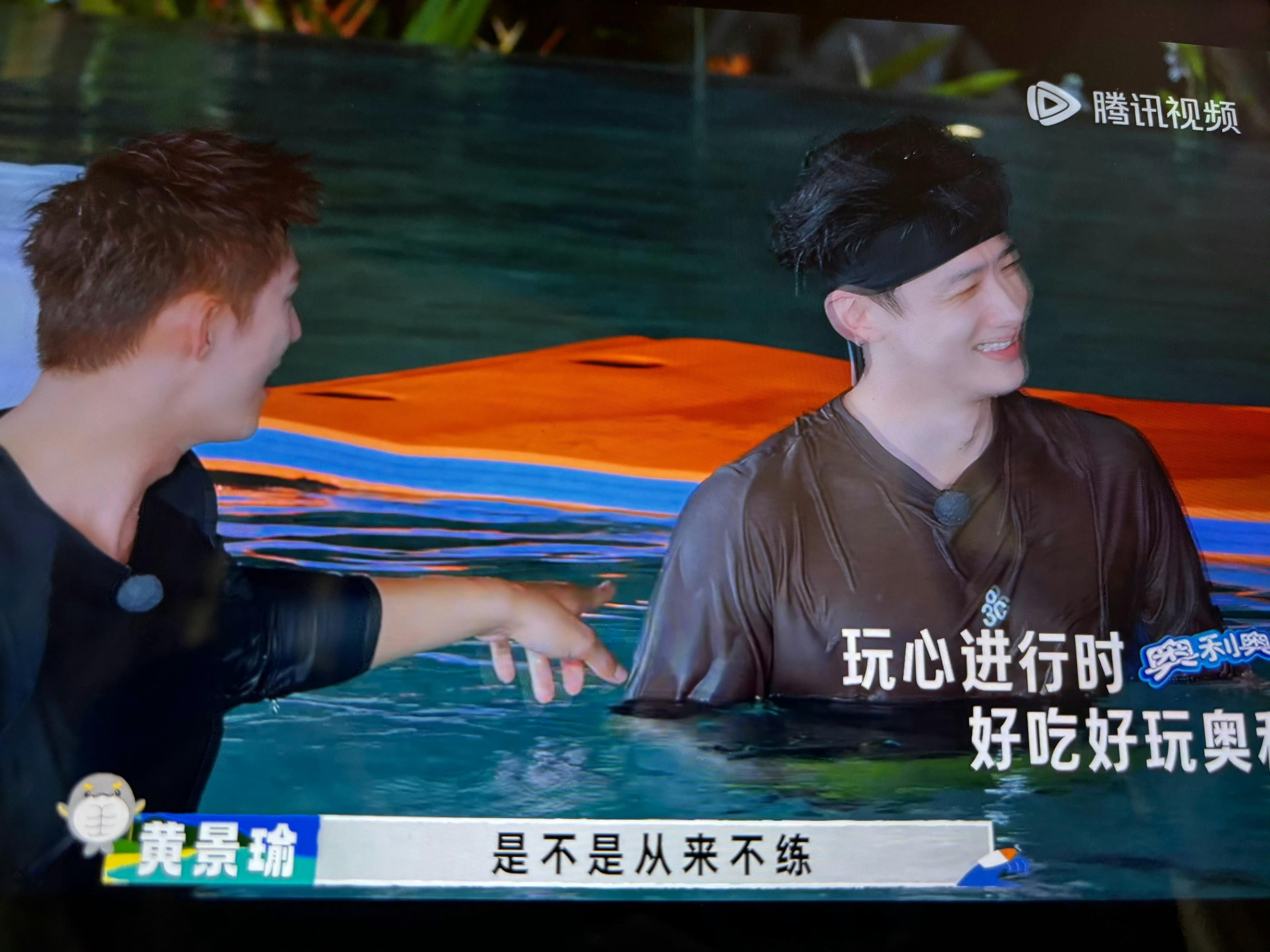 黄景瑜胡先煦问白敬亭是不是不练腿白敬亭被问是不是不练腿的反应 范丞丞认证上半身肌