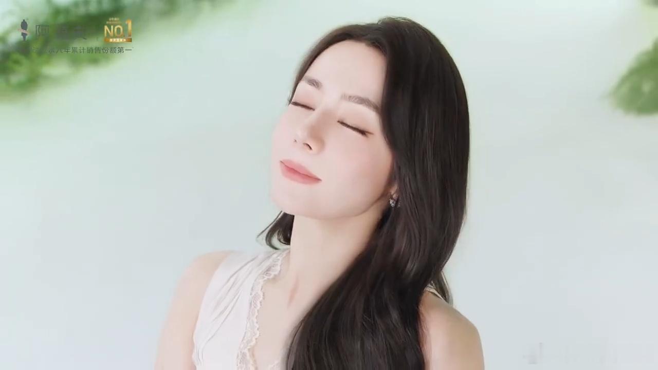 热巴和阿道夫这支TVC，最动人的是那个回头——长发在光里扬起，根根分明，灵动得不