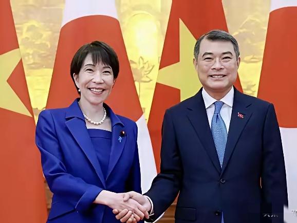 高市早苗的笑是逢场作戏，黎明兴的握手是各怀鬼胎，俩人为了利益演的戏，观众都嫌尴尬
