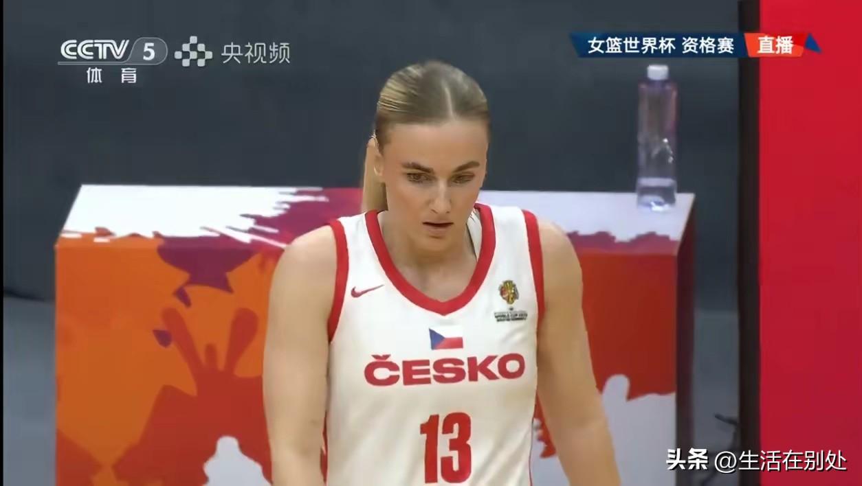 最后一分钟，王思雨给捷克女篮13号上了非常难忘的一课。
一个被王思雨抢断的关键球