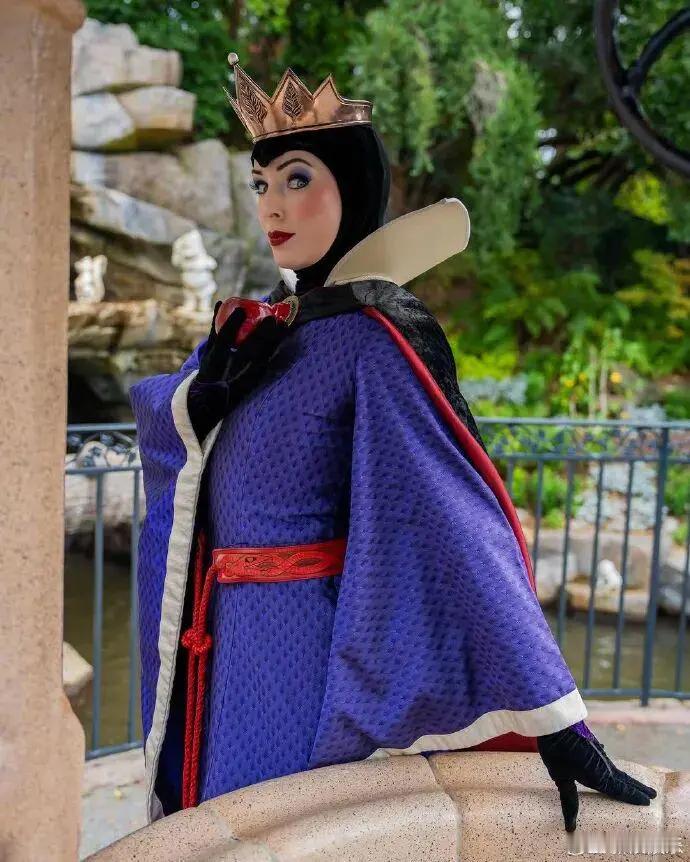 毒皇后扮演者被迪士尼乐园辞退 以后在迪士尼乐园看不到反派角色了？ 