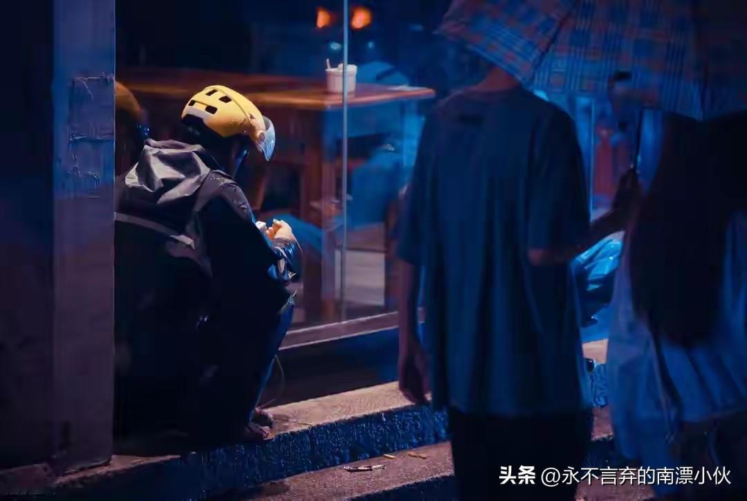 凌晨三点，我在小区门口看见一个大男人蹲在路灯下吃馒头.

我最近失眠，昨晚凌晨三