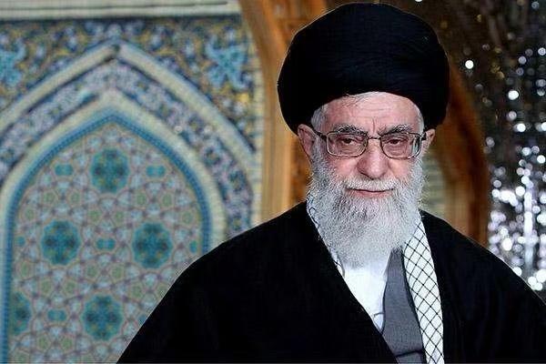 特朗普被放鸽子，伊朗政坛地震，面对美国，穆杰塔巴比老爹还强硬

美国代表团赶至巴