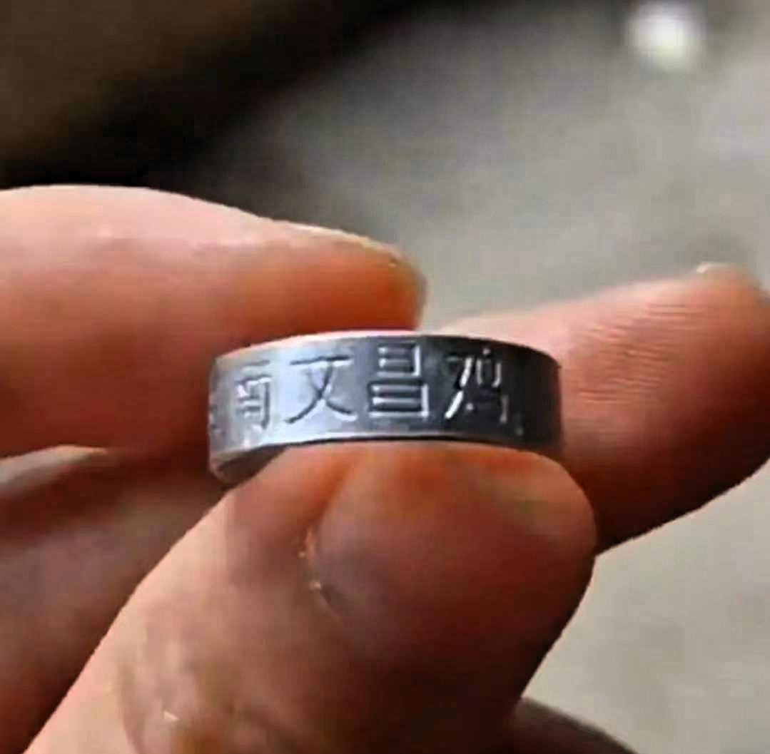 海南一女子无意中发现奶奶手上的几枚银戒指上刻着“海南文昌鸡”五个字，顿时心疼不已
