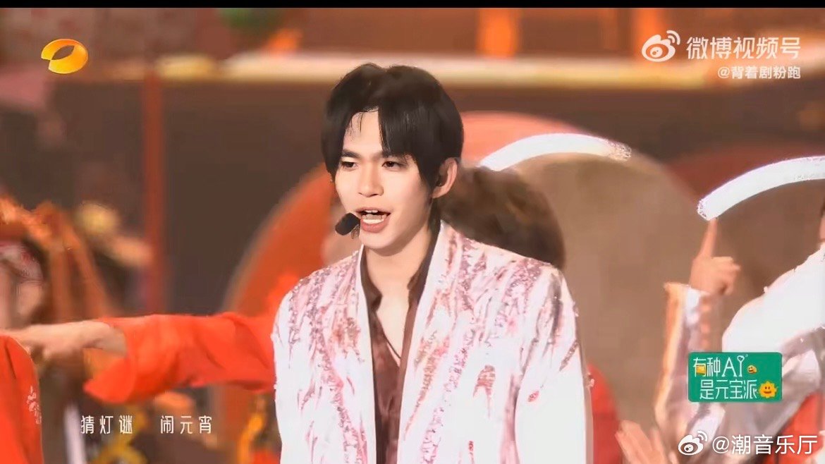 张峻豪元宵晚会开场秀张峻豪元宵晚会舞台 气势磅礴的开场秀，张峻豪打鼓眼神坚定，舞