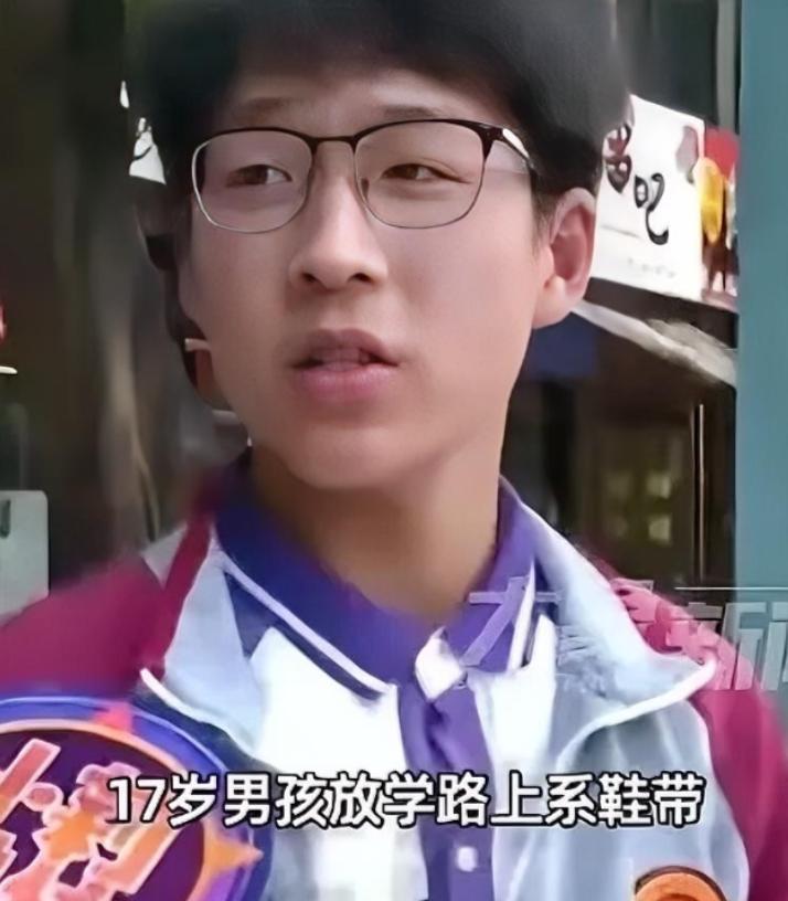 5月5日，河南平顶山，17岁中学生放学途中系鞋带时，竟意外在路边捡到足足32克黄