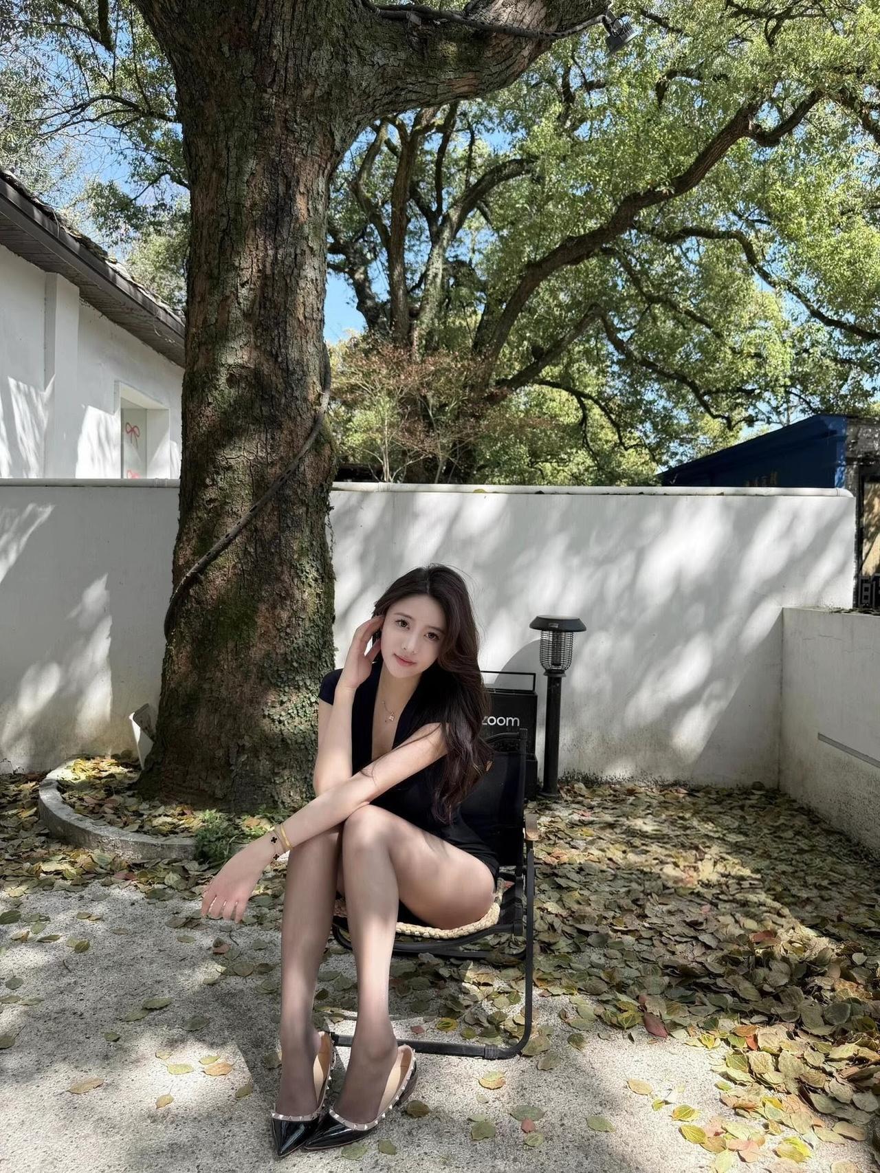 🌳 把秋天的浪漫穿在身上｜旅拍随记
 
在充满文艺气息的老树下、复古建筑旁，解