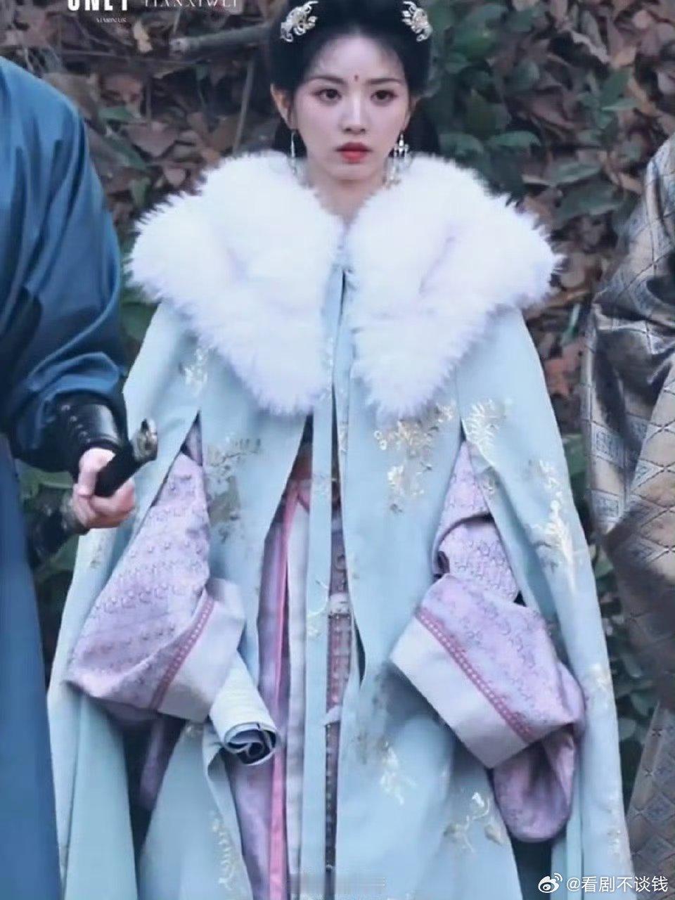 田曦薇《嫁金钗》新造型路透，眉如远黛，目若秋水，好看的 