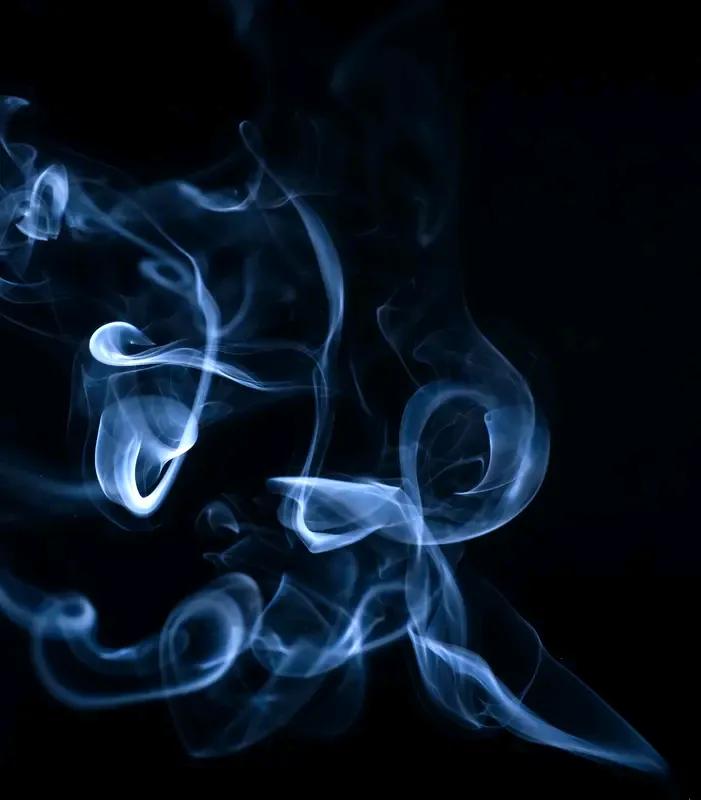 我抽过父亲的烟，
却没有撑起那片天。
我发誓要挣很多钱，
现实却狠狠打我脸，
想