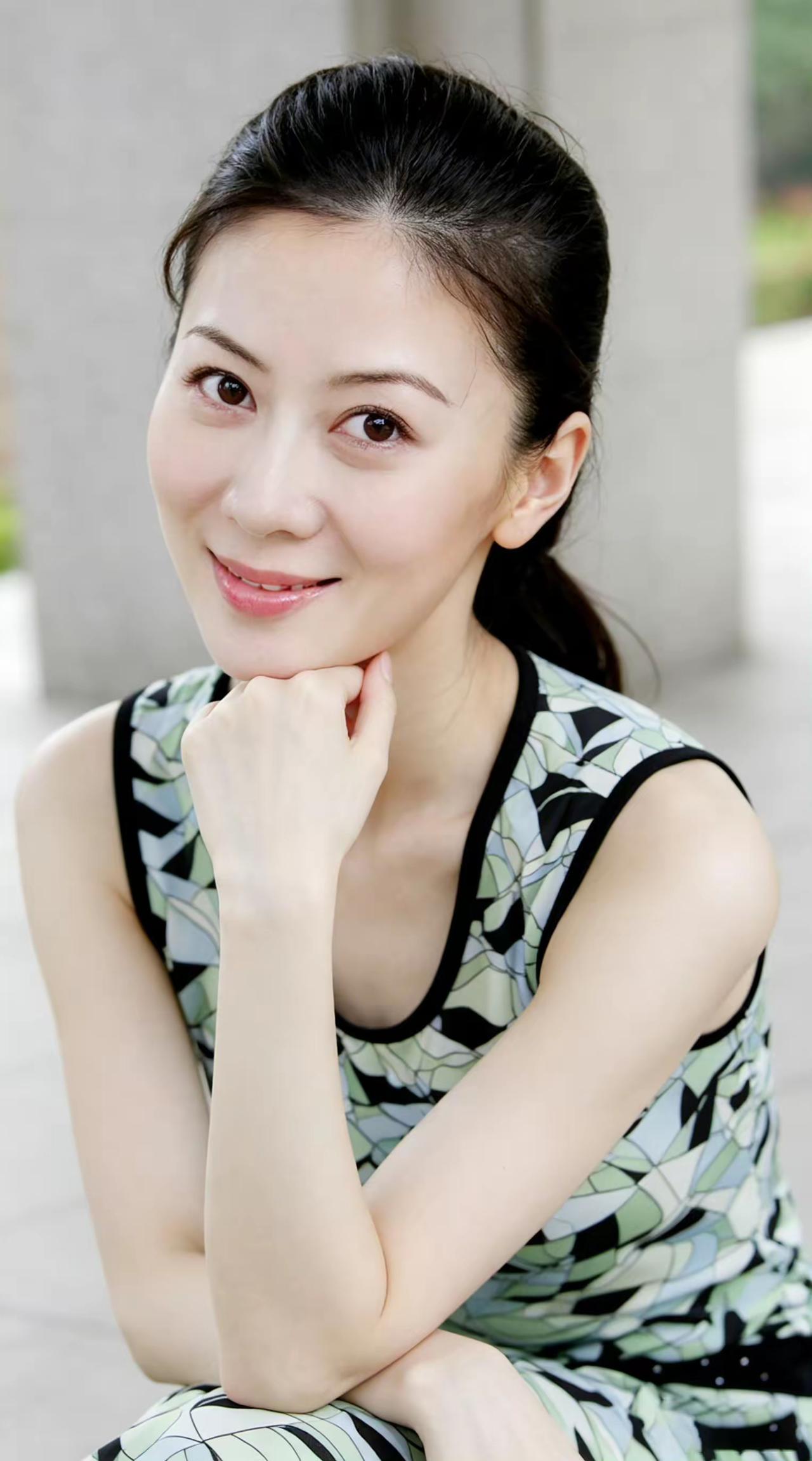 初见老师，惊为天人。不知道近况如何》优雅微笑，黑白印花裙，自然妆容，清新自然。知