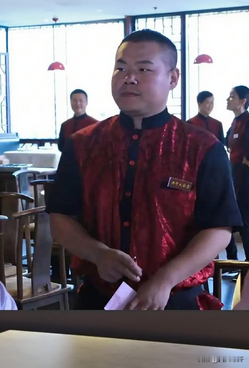 岳云鹏没红时在饭馆端盘子，照片被扒出，网友：谁没苦过
 
那时候岳云鹏还没出名，