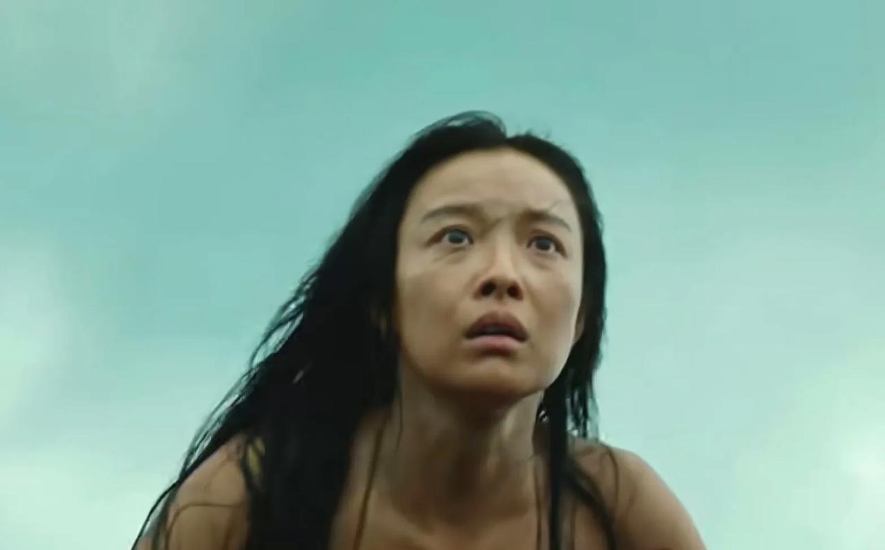 《东极岛》把人看懵了，岛上如果英国人不来，那就是个天堂。

电影里的海盗后代阿赑