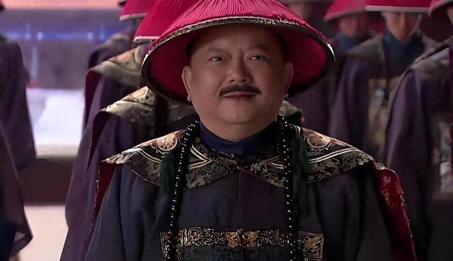 和珅贪了白银八亿两，相当于清朝十五年的国库收入。但很少有人知道，在他还是个穷得叮