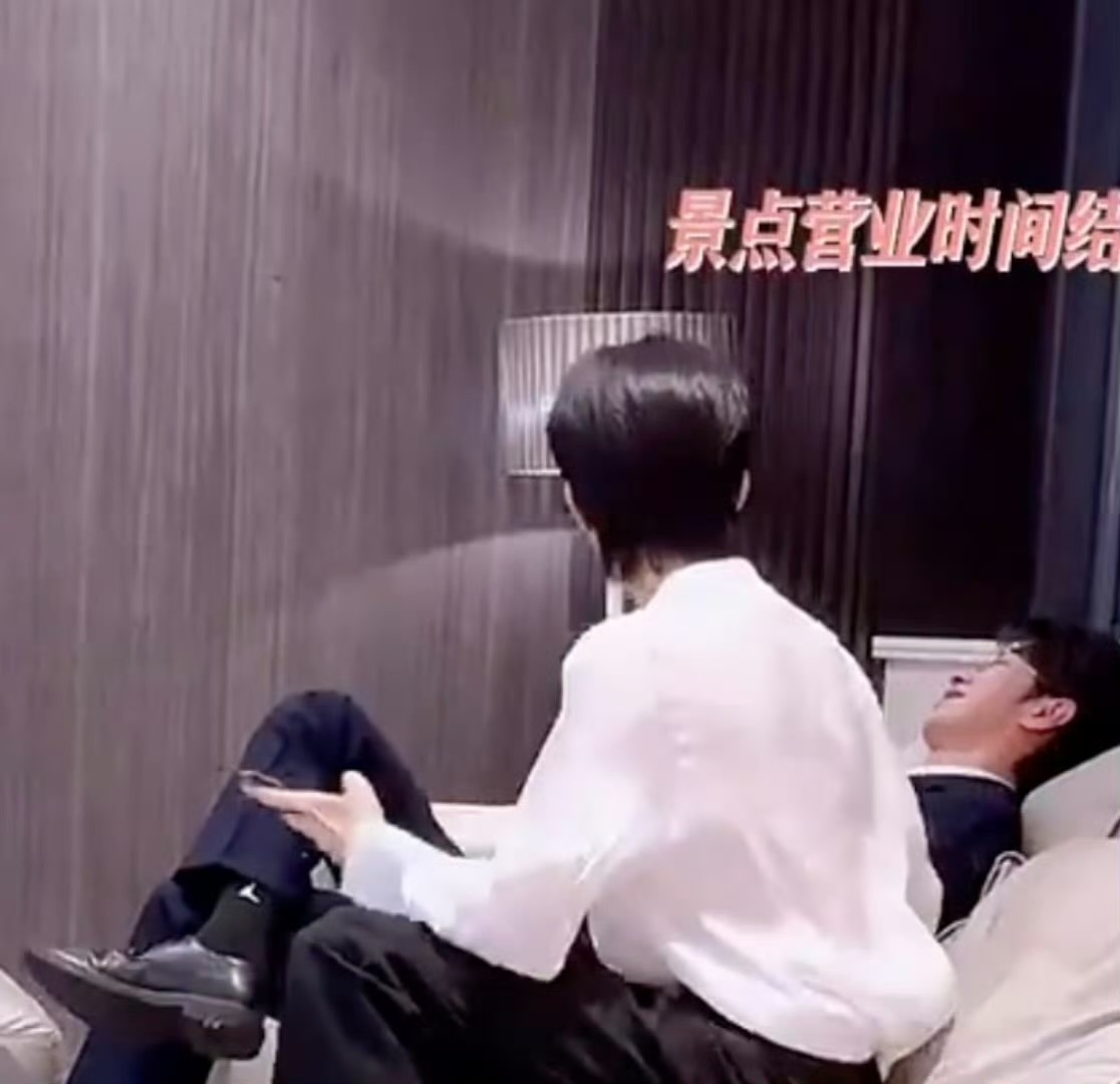 全世界第一清纯就是秘书装小星，很检点不怎么跟男的接触