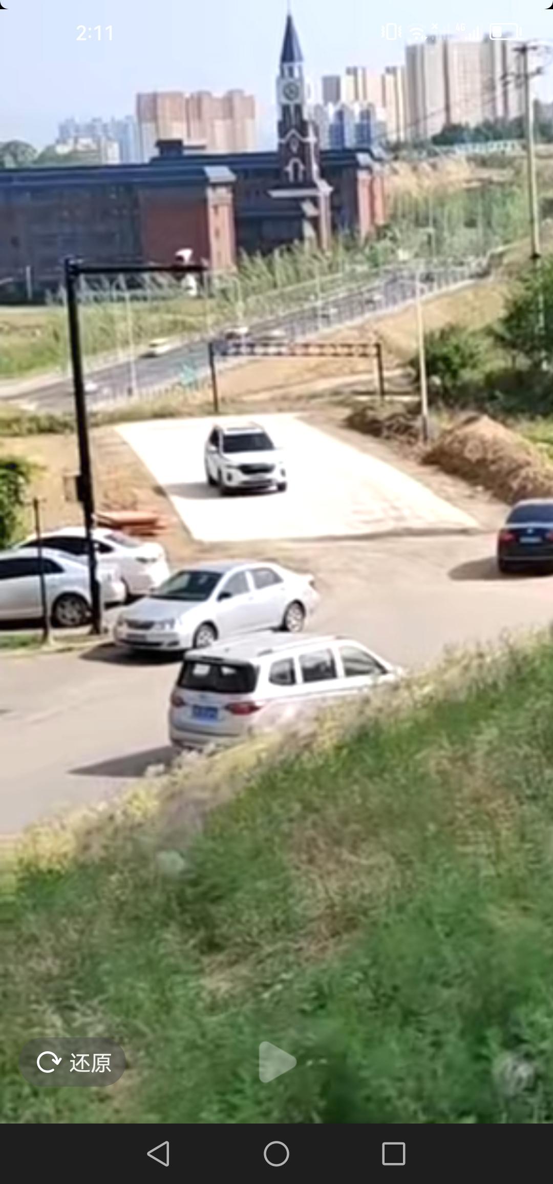 吉林市平山街到森邻里小区的道路终于通车了，看上去还不错。

吉林市平山街延伸线通