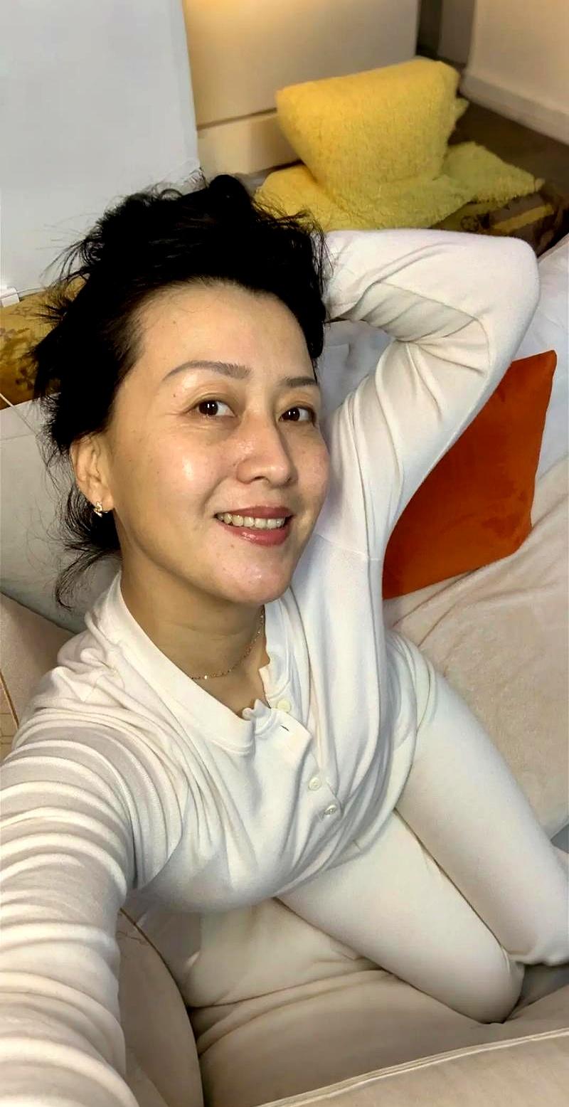 男人过了五十还爱往你怀里钻，真不是矫情，很多时候是把你当成了最踏实的地方。
我老