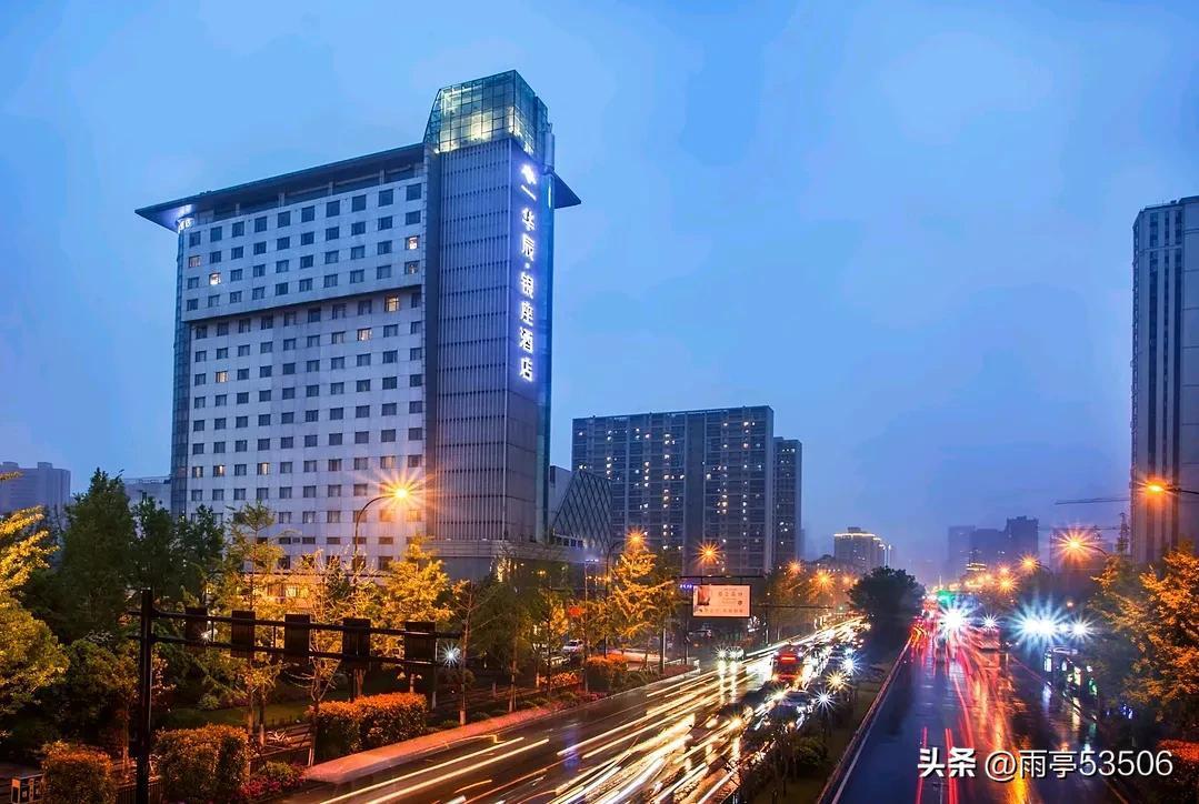 昨天入住杭州华晨酒店，用开水壶烧水，后发现水漏了不少，桌面上全是水，今天早上吃过