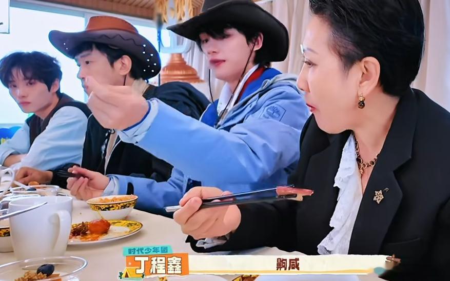 丁程鑫汤泡饭忠实党丁程鑫妥妥汤泡饭忠实党，痴迷米饭与汤汁相融的口感。舞台之中从容