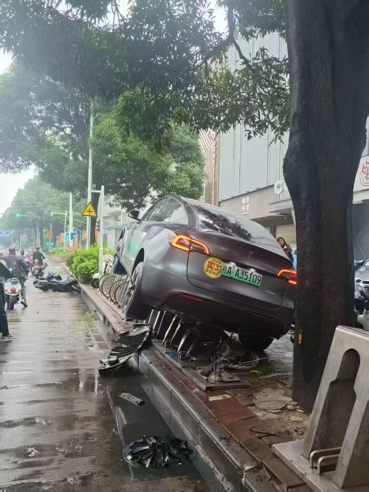 10月30日，广西南宁一女子驾驶特斯拉失控，车子“骑”在了共享单车车桩上，该女子