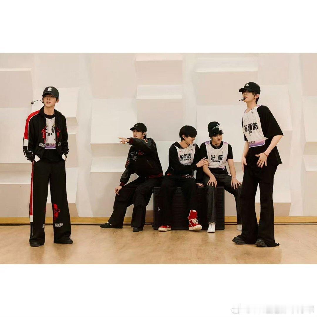 登陆少年演唱会直播请保持这个风格登陆少年的成员你们最爱哪个呢