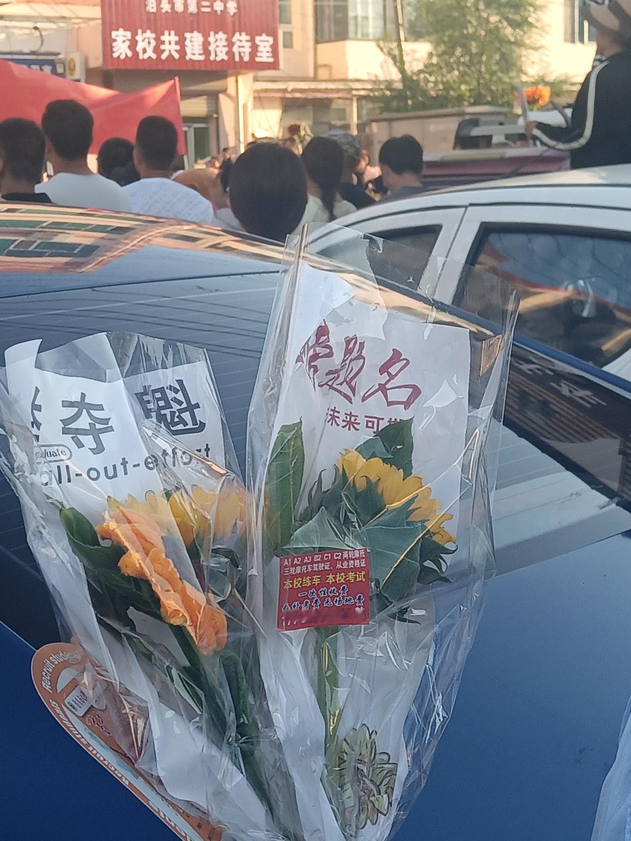 有啥用？
二中学子考个三四百分，家长们还兴师动众大张旗鼓地迎接！
咋想的？
