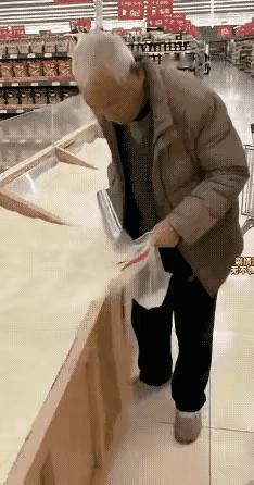 老人这个做法，连天老爷都不下去，真的是报应！

大家看看这个视频，一名老人去超市