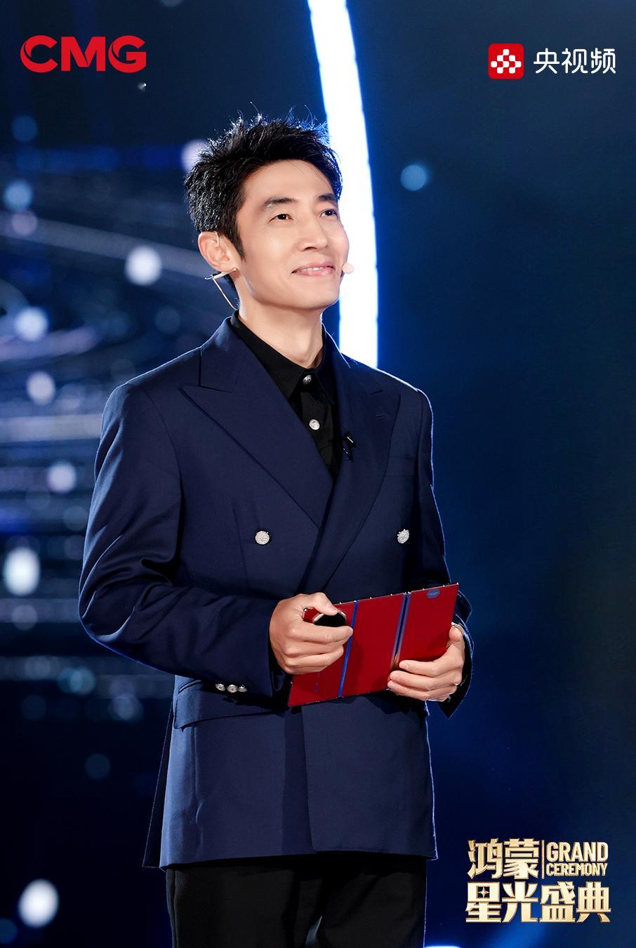 主持鸿蒙星光盛典的主持人撒贝宁、黄晓明、谢娜、王冰冰都华为手机登台，看来是把华为