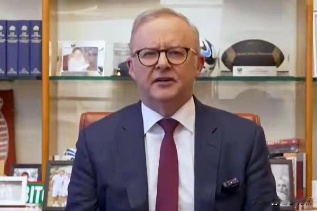 澳大利亚总理阿尔巴尼斯干了一件好事。
他颁布法令，禁止16周岁以下的孩子使用社交