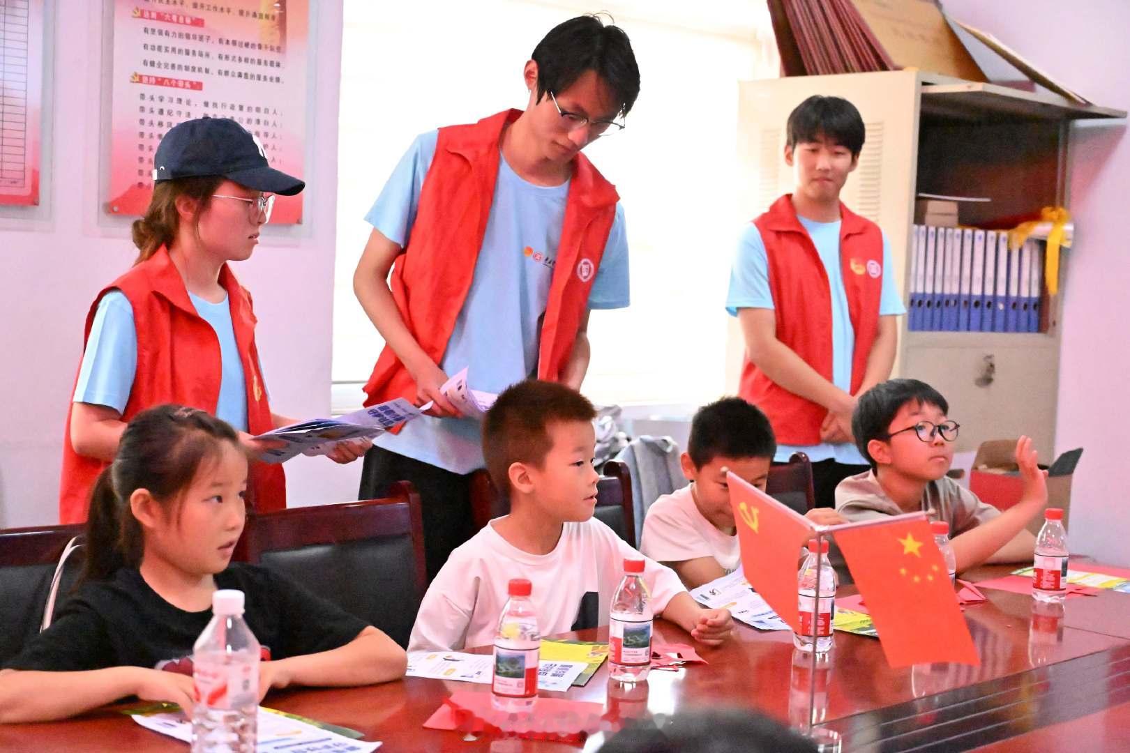 枣院榴火志愿宣讲走进曲柏前村  近日，枣庄学院团委“榴火”志愿宣讲团走进薛城区曲