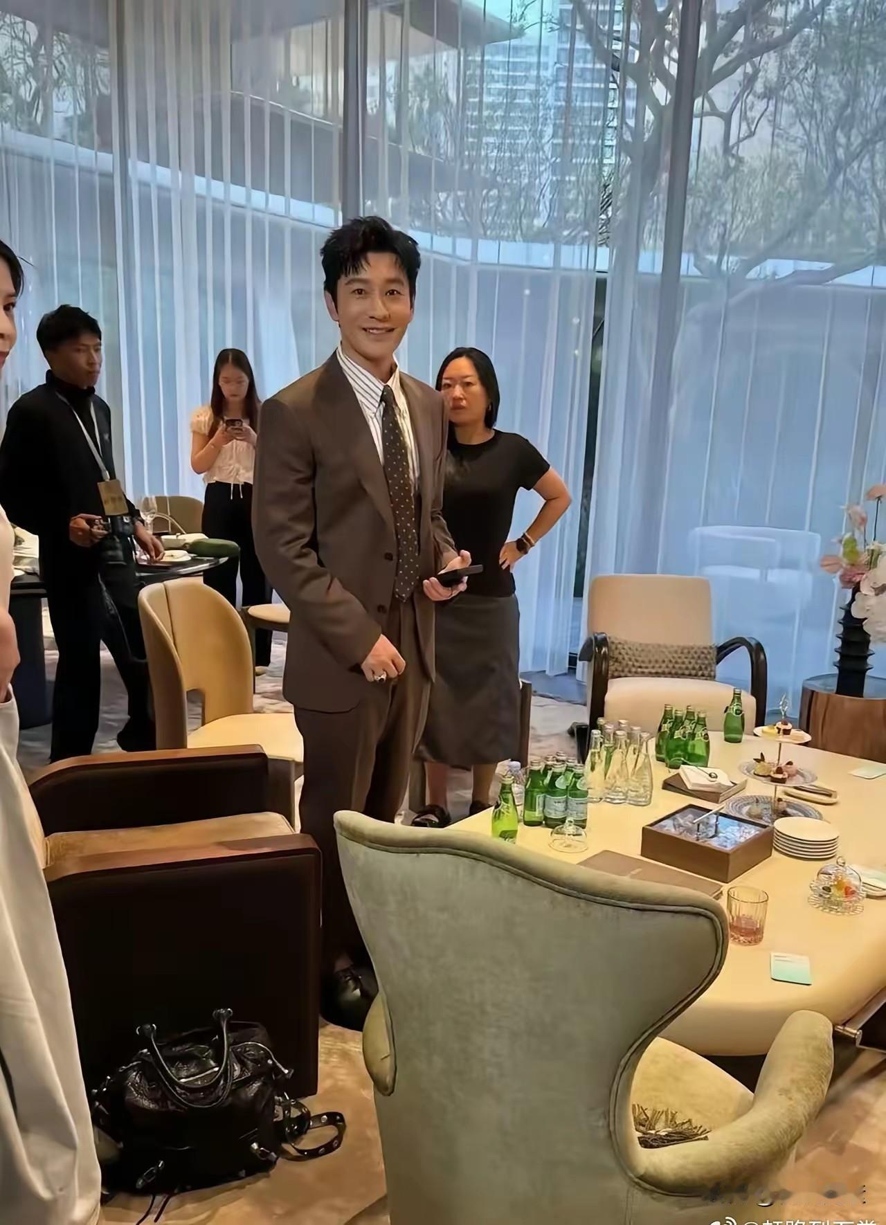 据说，近日48岁黄晓明现身上海某顶级楼盘售楼处看房。明星买房是不是就和我们买菜一