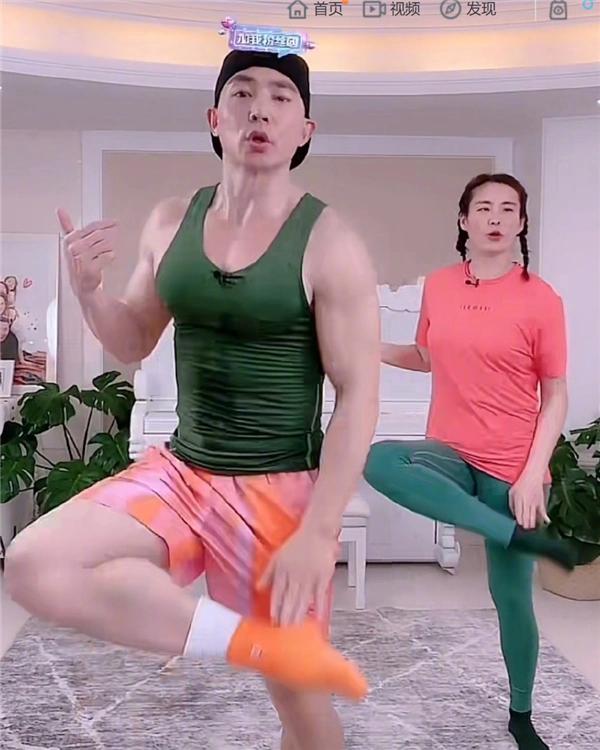 终于弄明白了，
 
为什么刘畊宏直播间的人越来越少了，真不是因为带货，问题就出在