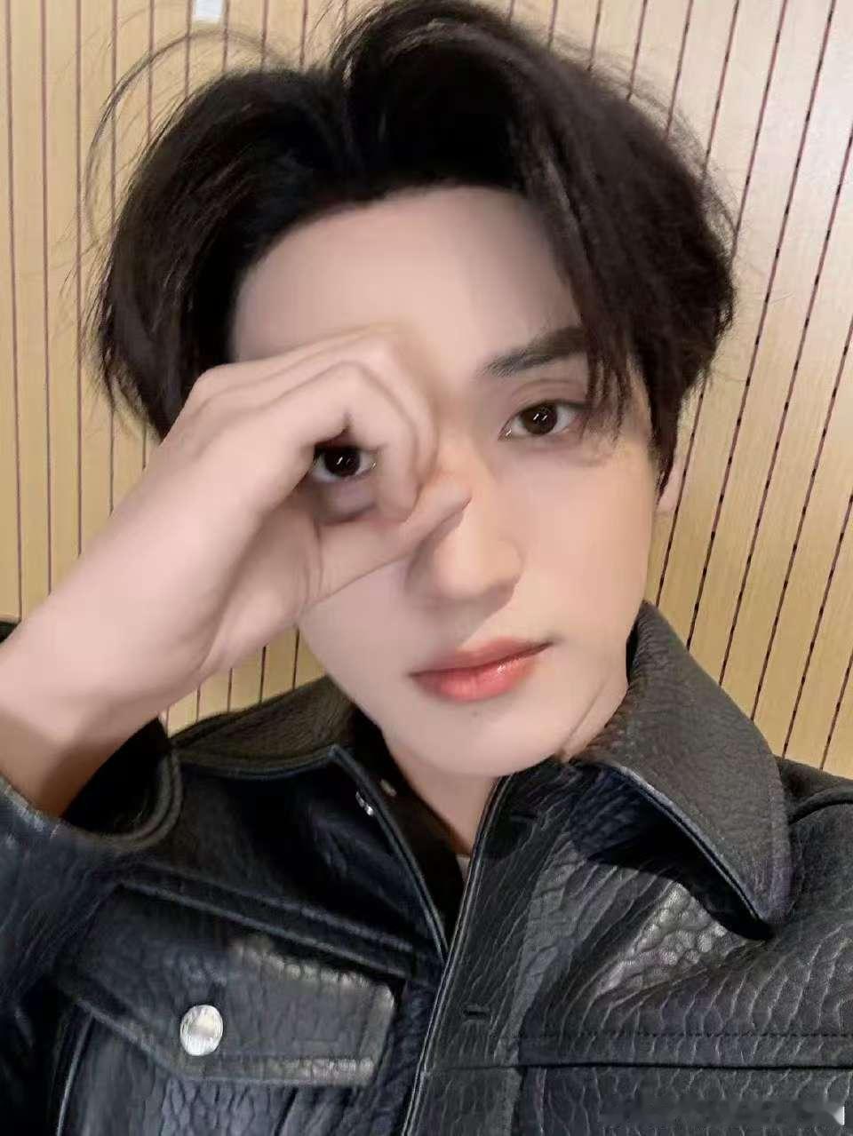严浩翔自拍证明没晒黑  三连拍的自拍也太帅气了吧，严浩翔晒照证明没晒黑👀，果然