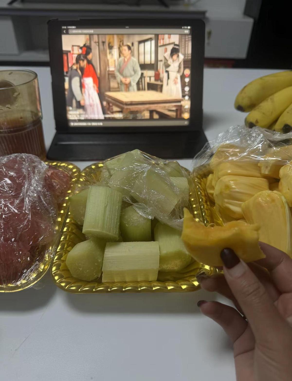 佟湘玉一人对灯喝酒，满屋子笑声，她却像被遗忘在角落的算盘珠子。
热闹是别人的，她