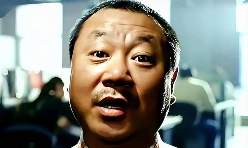 追女孩不要太一本正经，多一些轻松与幽默，少一些论文答辩和查户口，这样的男人自然脱