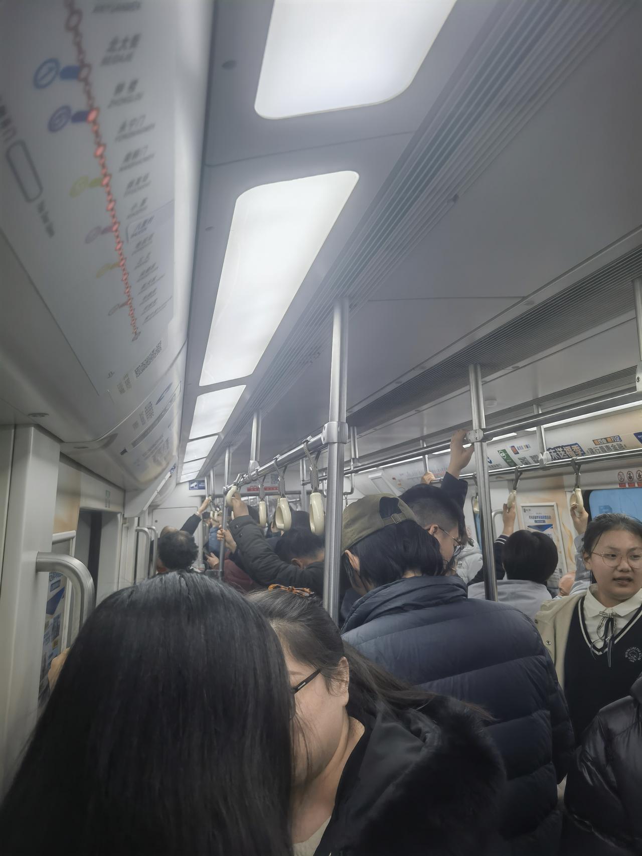 西安地铁流量之冠客流爆满，二号线初三晚上实况，游客居多，都是全家一起旅游，体现了