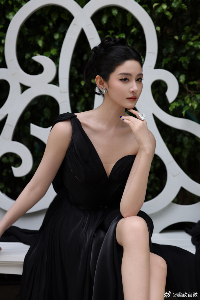 赵晴古装实力认证赵晴努力有收获 手中证书承载无数日夜的付出，赵晴古装实力彻底得到