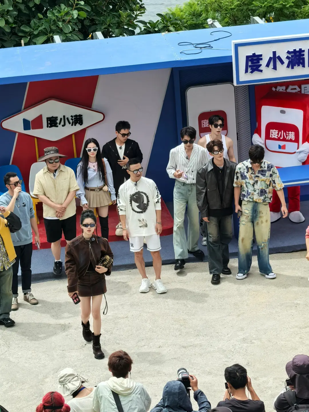 杨超越墨镜丸子头又酷又可爱｜综艺路透美图
