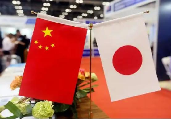 很多人从前都抱有刻板想法，觉得中日之间的矛盾，只是日本一小撮右翼政客在刻意挑事，