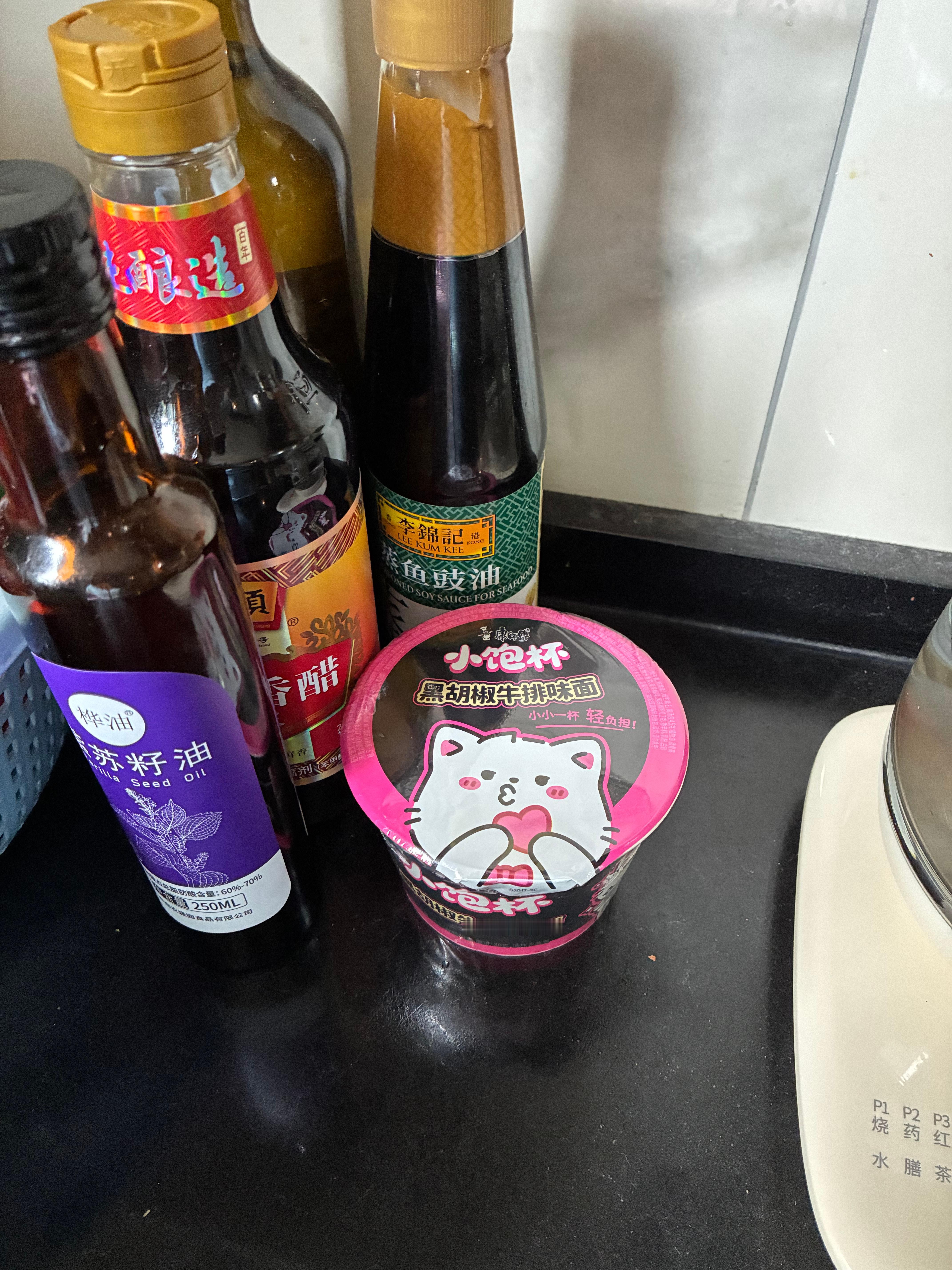 妈妈  买了  董路老师  直播间  一大箱  方便面，，还怪好吃，，昨天  尝