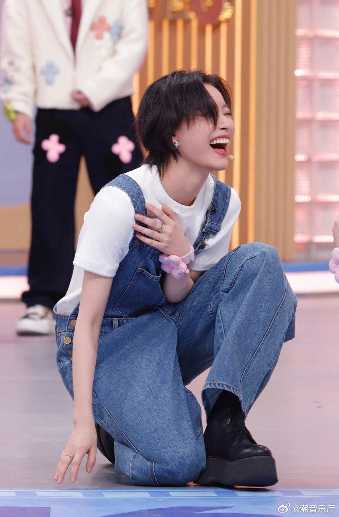 倪妮没人能逃过倪妮的深情眼神你好星期六谁能顶得住啊！倪妮深情眼神凝望谁不迷糊！ 