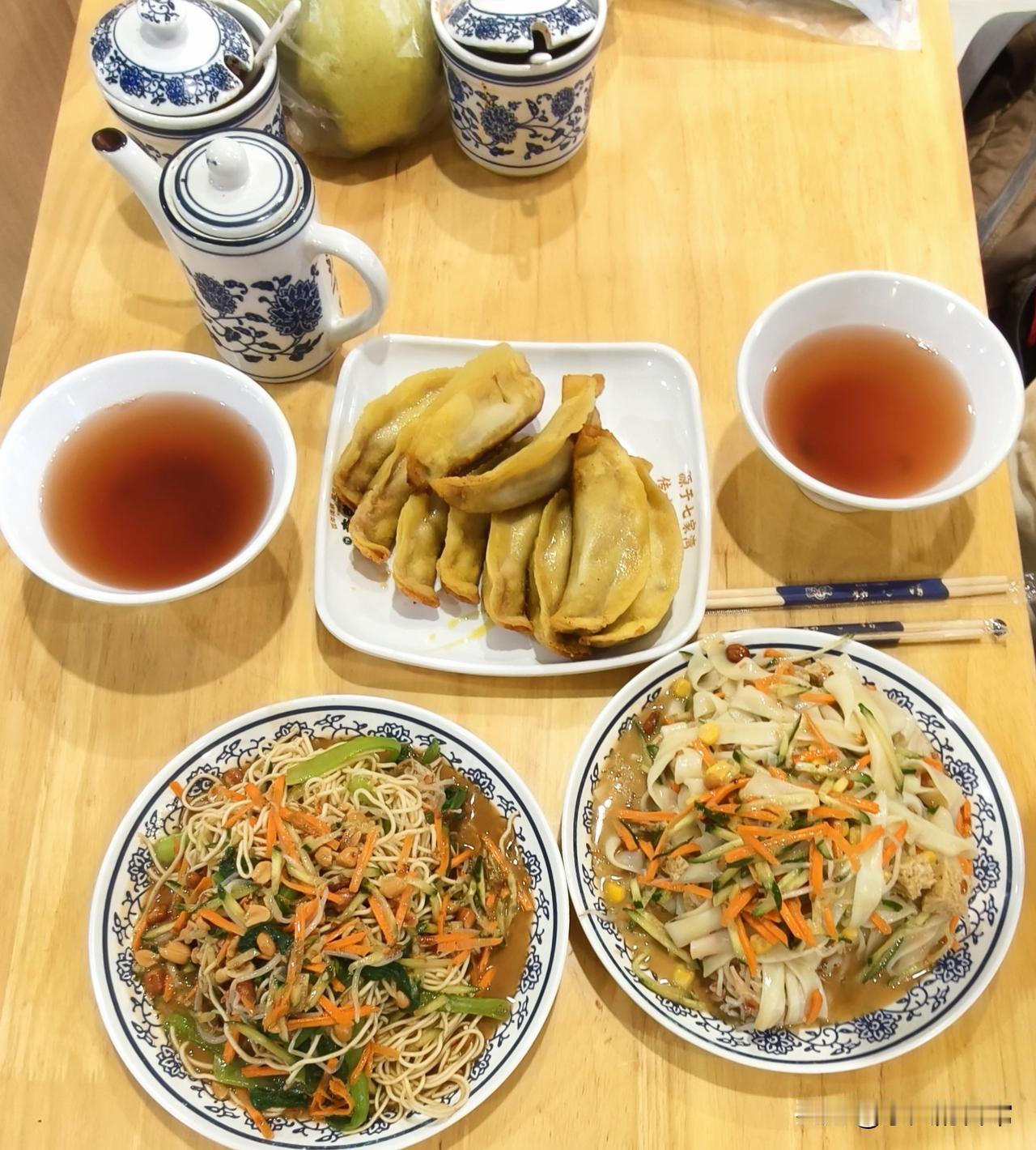 今天南京终于没有下雨了，吃完早饭，就出去走走吧。

不过外面真的不是很舒服，有点