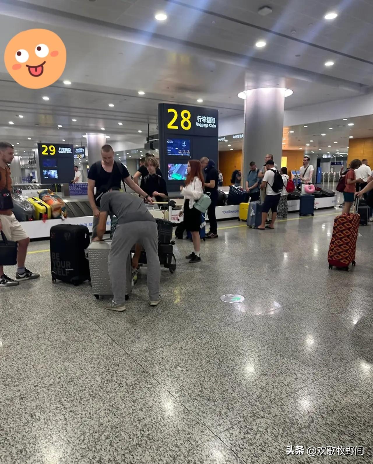 昨天深夜，上海浦东机场哭声一片，叹气声不断。因为几架飞往中东的航班在空中飞了六七