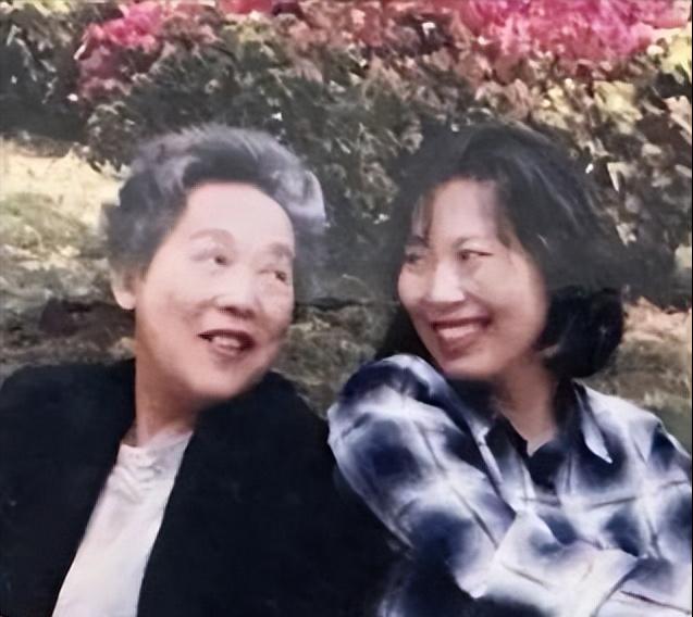 2001年，上海一女子为了报答独身的恩师，她花光积蓄在上海给老师买了一套房产为其