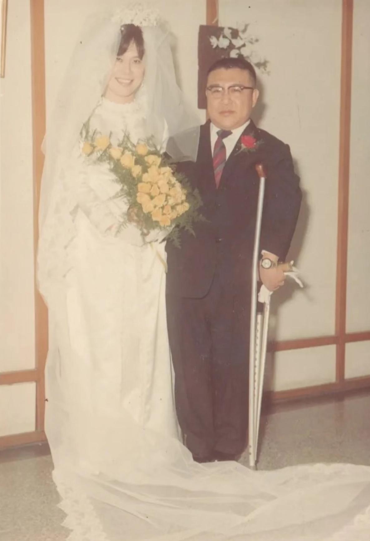 看到许倬云和妻子孙曼丽当年的结婚照，身披白纱的曼丽的确是气质温婉，一看就家庭出身