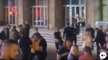 乌克兰军队招募人员在周末对餐馆、购物中心和一场摇滚音乐会发动了有针对性的突袭，拘