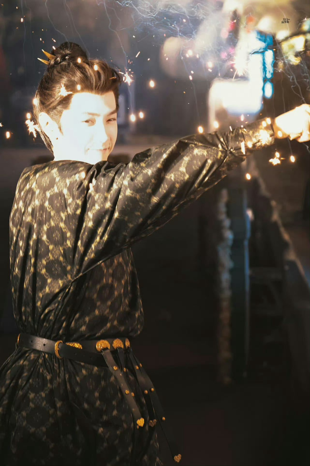 从烟花中走来的少年，用仙女棒画下浪漫的句点。笑着，跑着，陈哲远就是这么个浪漫的疯