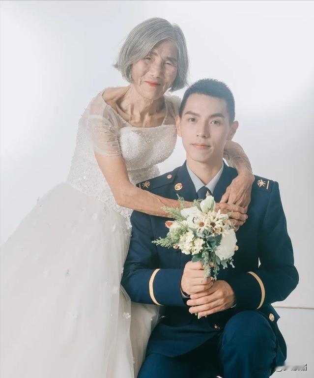 还记得那幅刷屏网络的“婚纱照”吗？一名英气十足的年轻军人和一名白发苍苍、穿着洁白